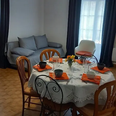 Апартаменты Montreuillais 3 Personnes Au Rez-de-chaussee