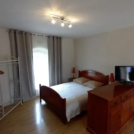 Montreuillais 3 Personnes Au Rez-de-chaussee * Монрёй-Беле